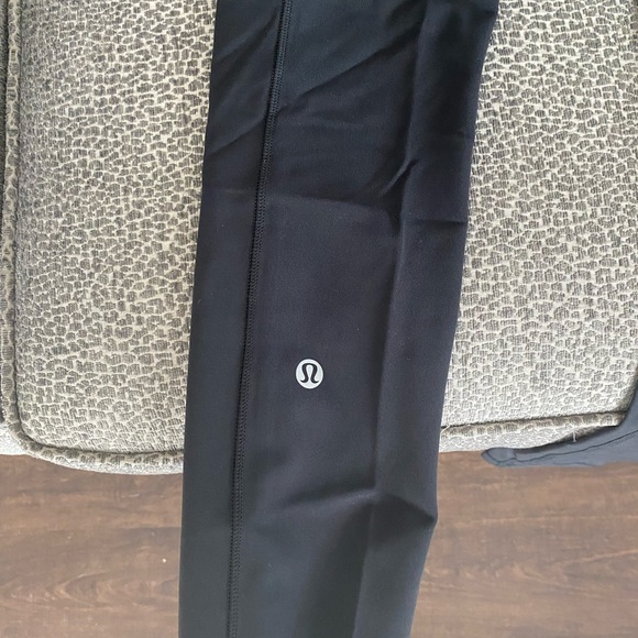Black lulu legging size 2 never worn. Pocket details on side & back. Full length - Picture 4 of 4